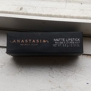 Anastasia Beverly Hills Matte Lipstick Soft Pink